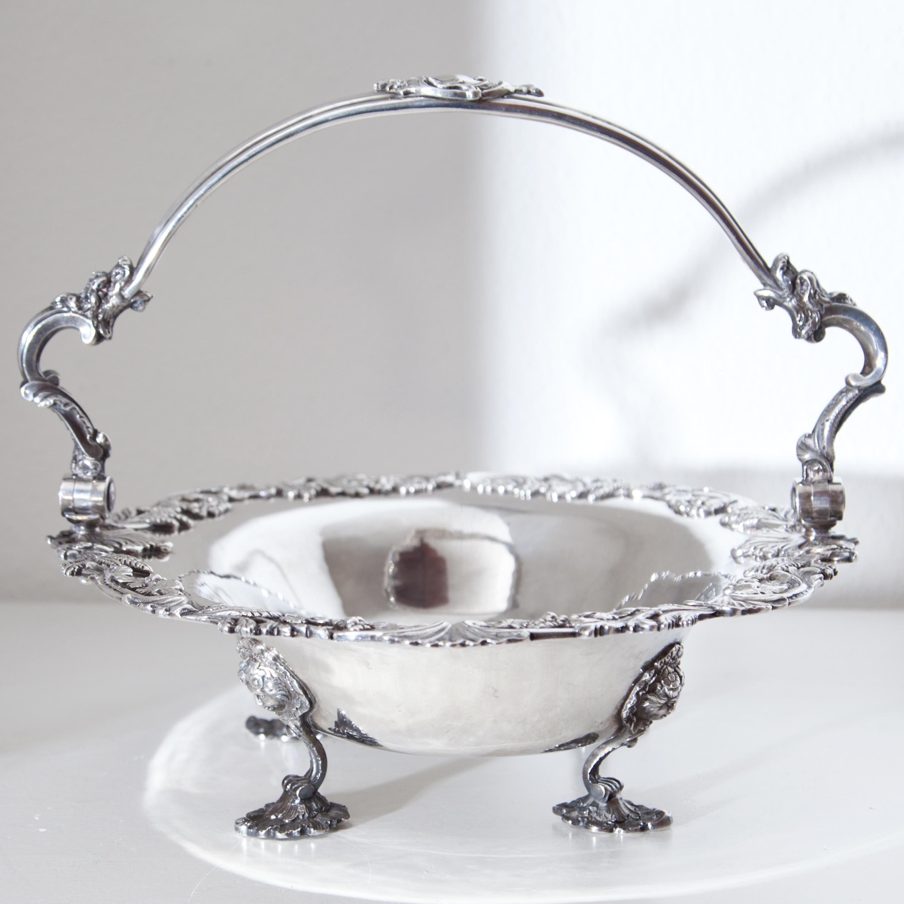 Silver Bowl by Peter Archambo II, London, 1749 im Zustand „Hervorragend“ in Greding, DE