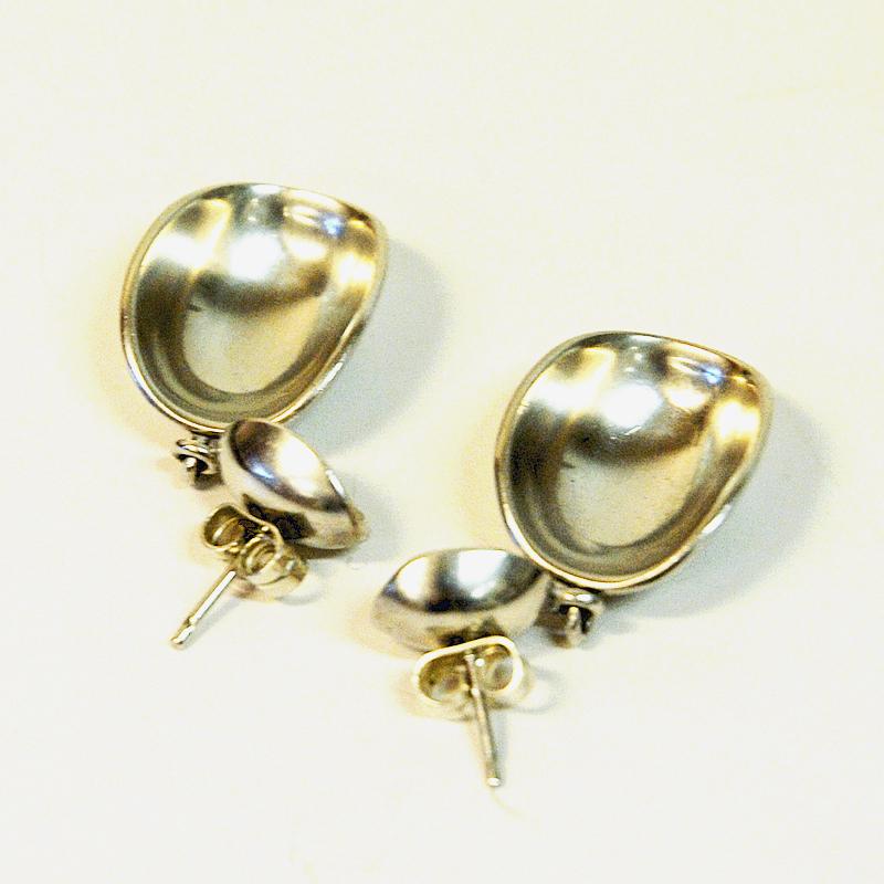 Pair of elegant silver vintage earrings from the `Bowl`series with an oval shaped design. Made by midcentury designer sigurd Persson for Heribert Engelbert AB Stockholm, Sweden in 1957. Loverly vintage earrings with screw attachment stamped Sterling