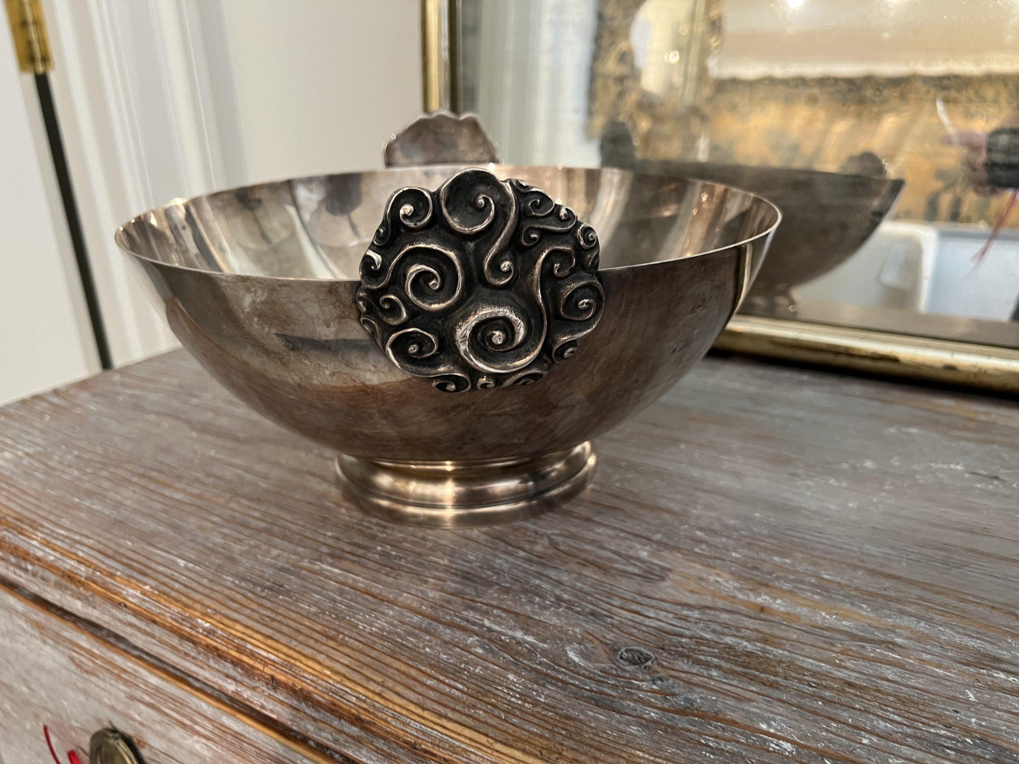 Bellissima ciotola da centrotavola in silver-plate.  Stile Art déco con dettagli ornamentali su due maniglie laterali