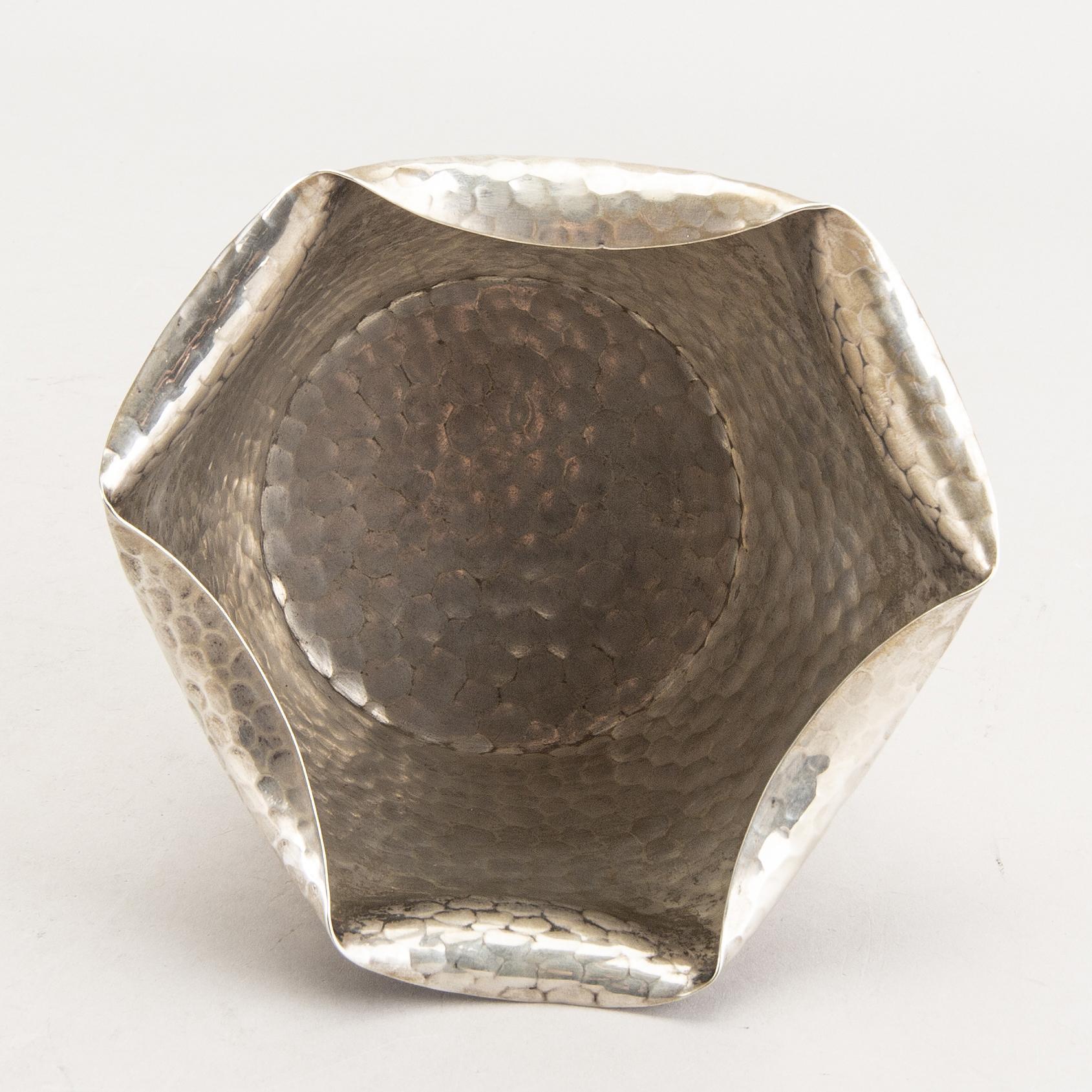 Silver Bowl Mark of Adam Bentzen Graeser, Copenhagen, 1921 In Good Condition For Sale In Paris, FR