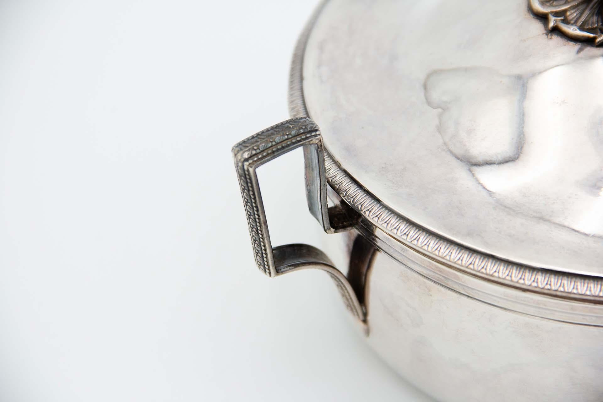 Silver bowl with butterfly-shaped knob Europeo en venta