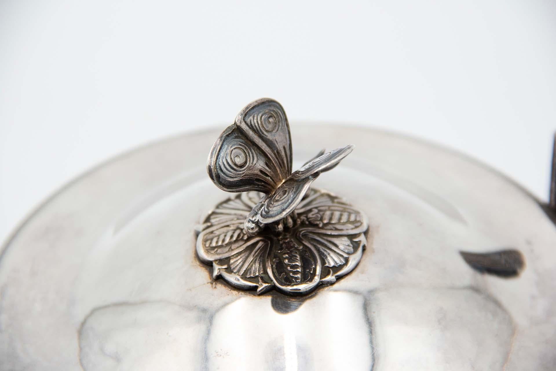 Silver bowl with butterfly-shaped knob en Bueno estado para la venta en Porto, PT