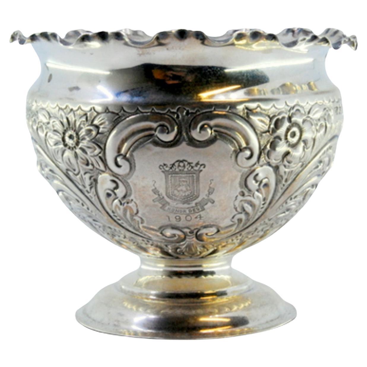 Silver bowl with floral reliefs and a smooth round base For Sale