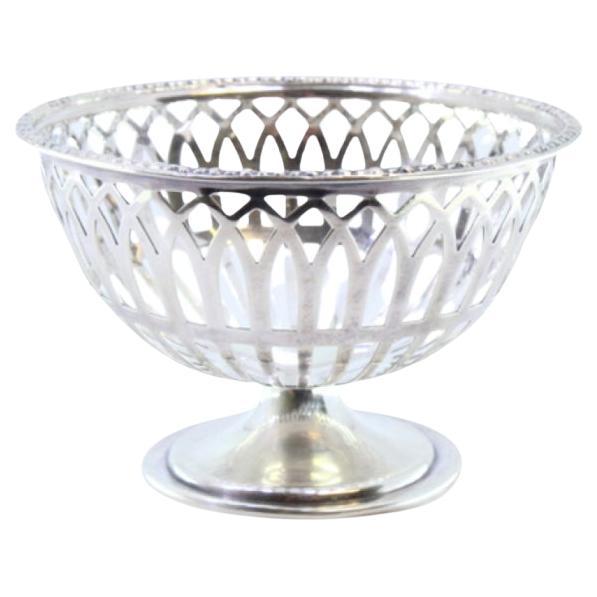 Silver bowl with friezes on the rim and placed on a circular base For Sale