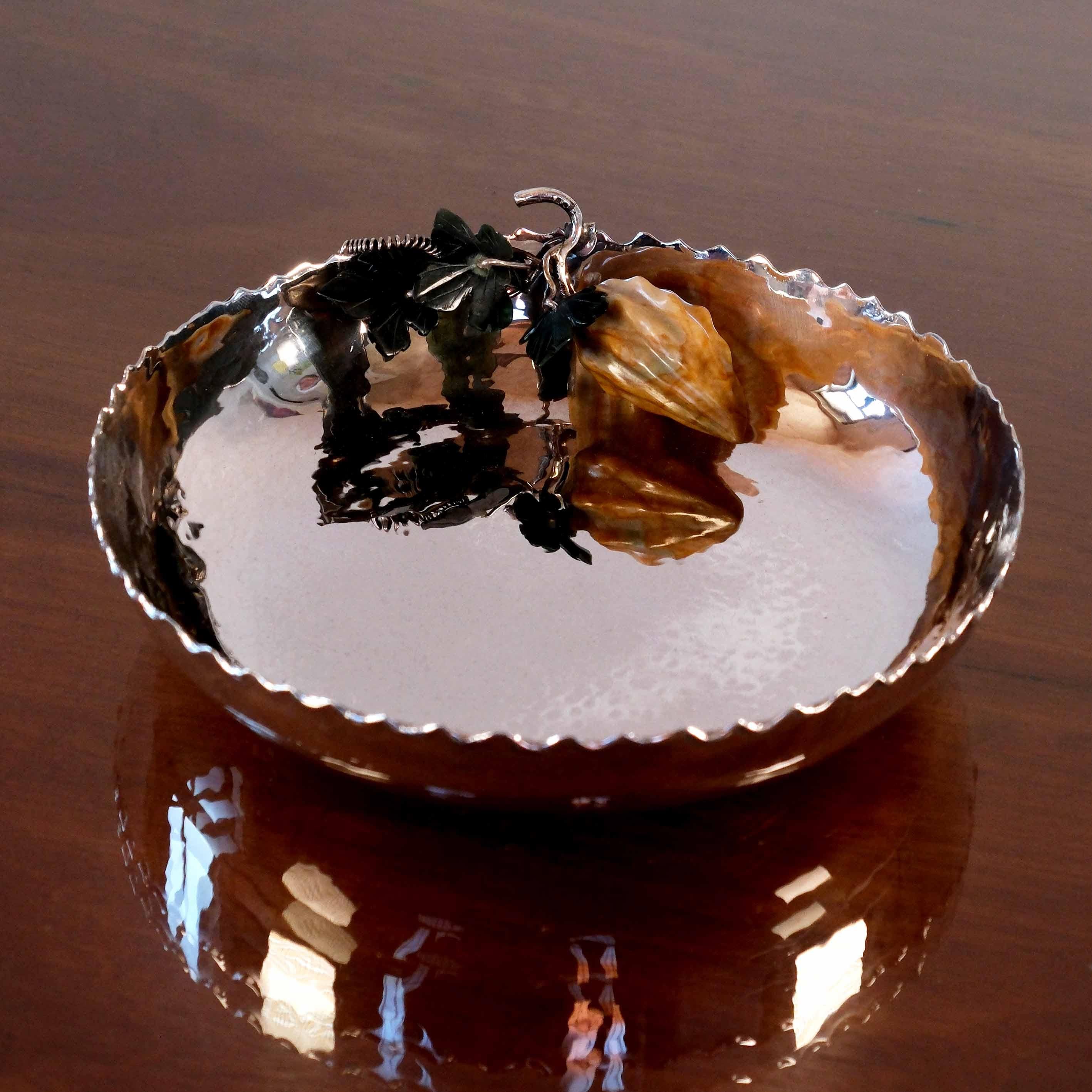 Questo pezzo moderno e contemporaneo è composto da una ciotola in argento sterling (925/1000) lavorata a mano con foglie e frutti scolpiti in pietra naturale.

Questo pezzo è stato progettato e prodotto nel nostro laboratorio di Porto, in