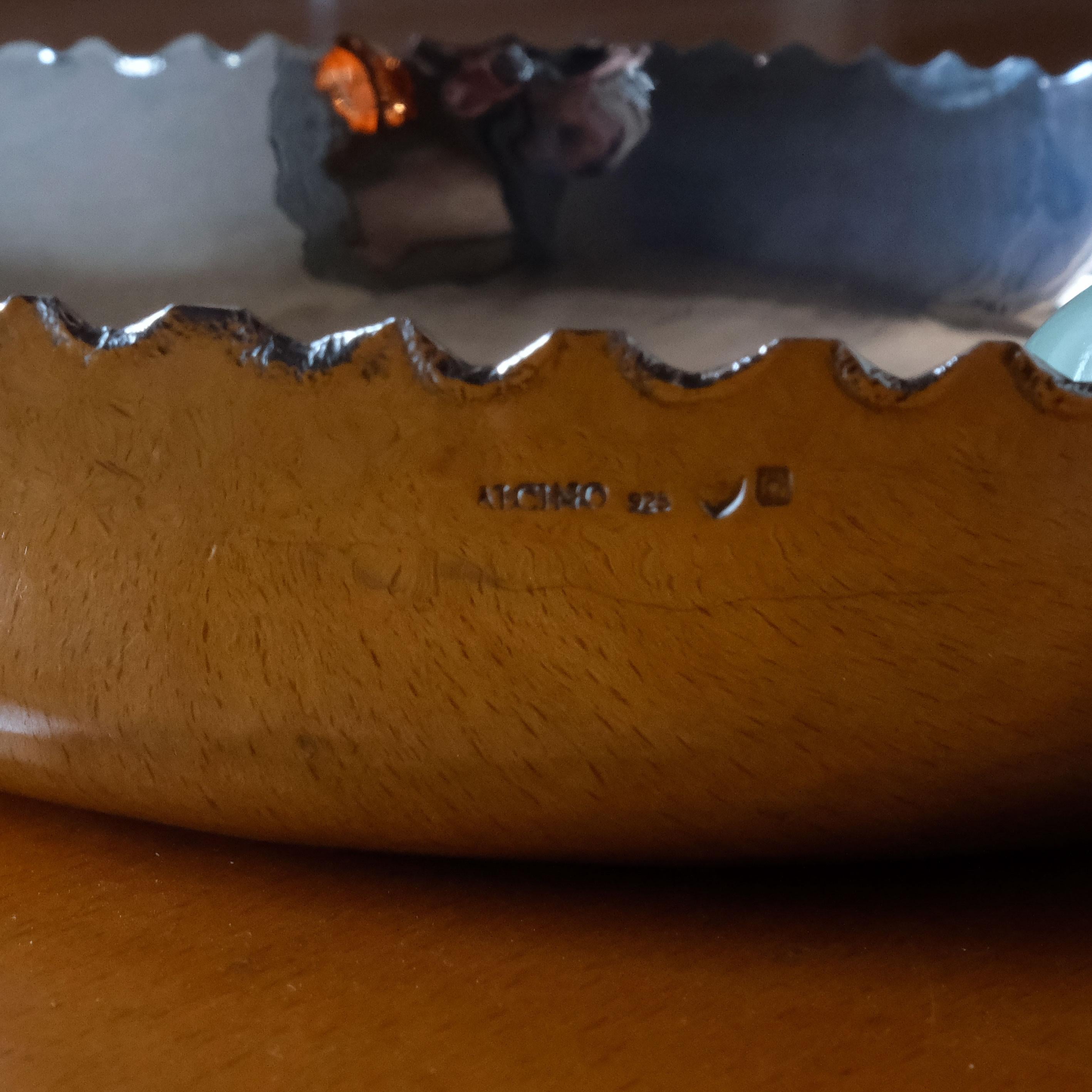 Silberschale aus Silber mit natürlichen Steinskulpturen von Blättern und Früchten (Gehämmert) im Angebot