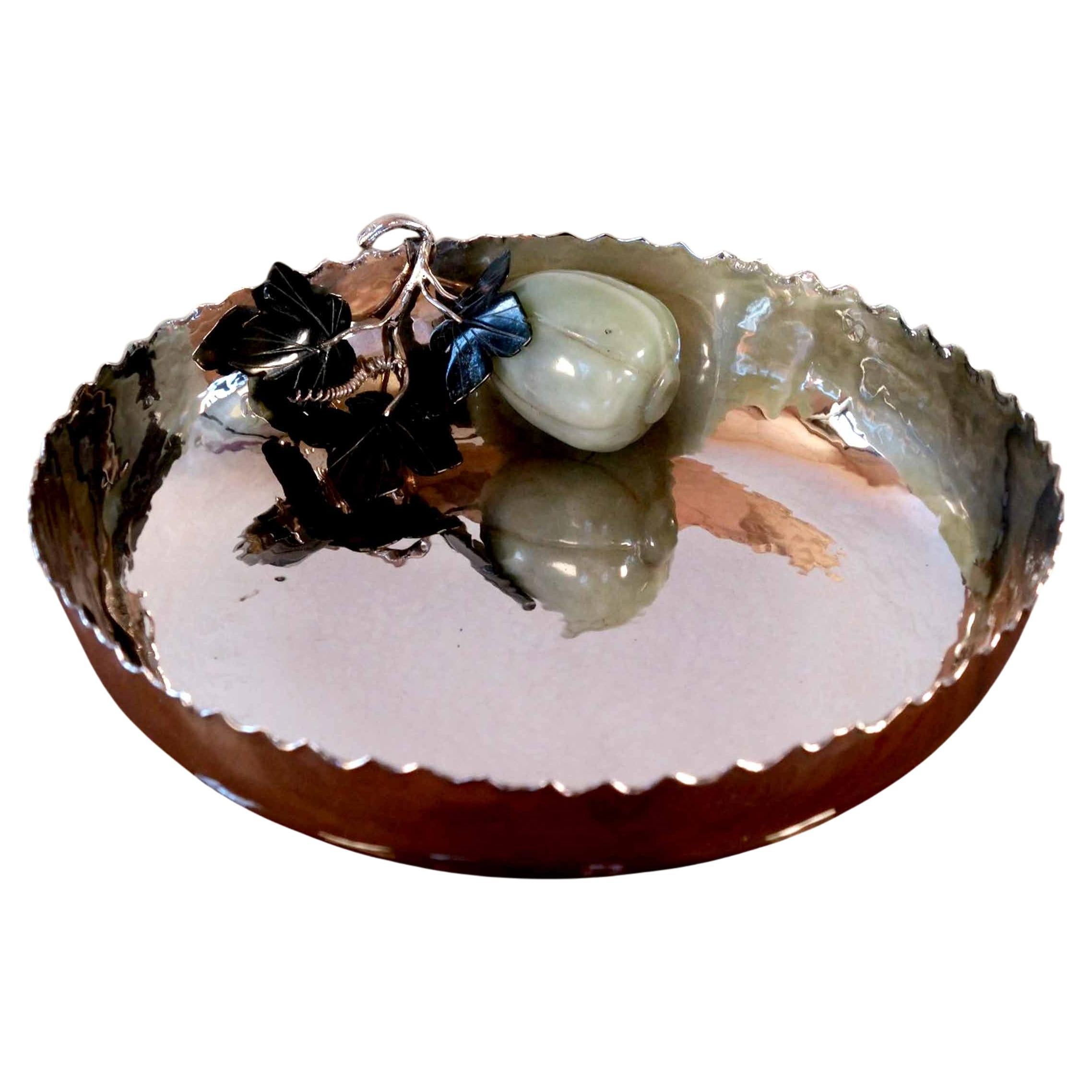 Silberschale aus Silber mit natürlichen Steinskulpturen von Blättern und Früchten