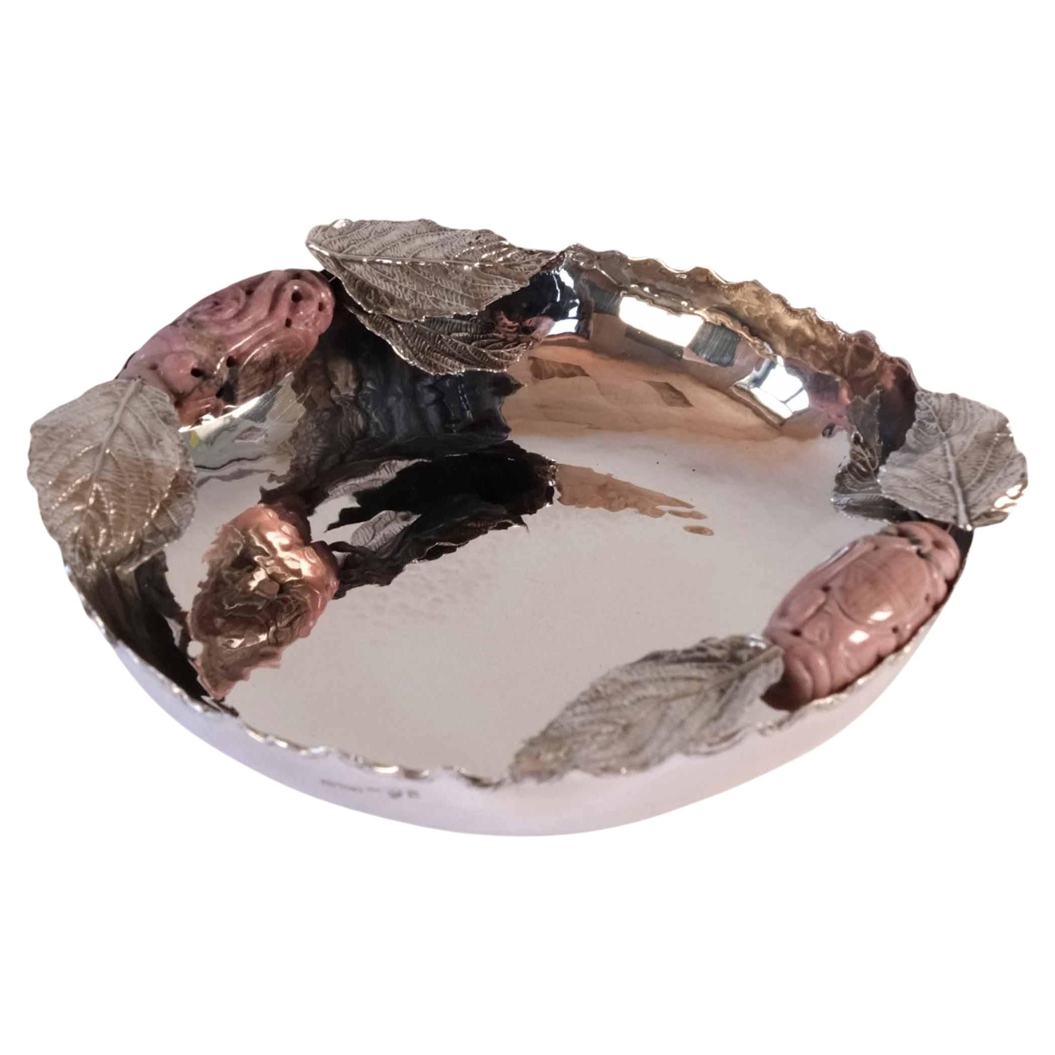 Ciotola d'argento con gemme e foglie di rodonite