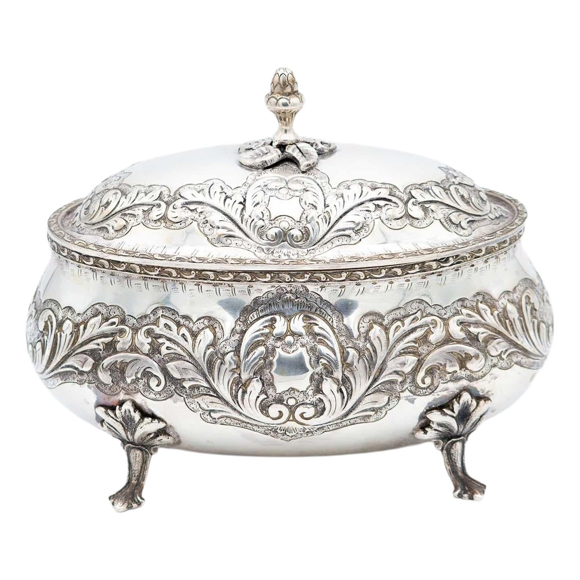 Silver bowls with plant reliefs, acorn-knob lid and four cut-out feet For Sale