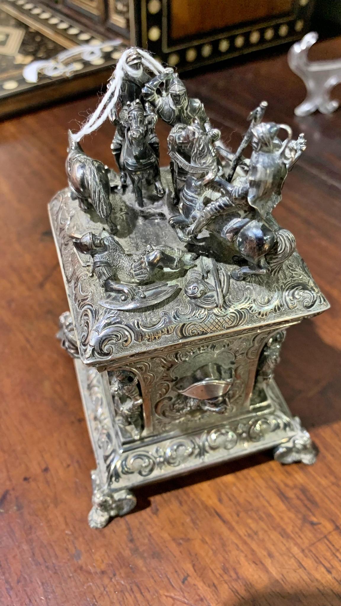 SILVER BOX

Austria-Hungary 18th Century
in silver with profuse decoration inspired by the Crimean War, in which Russia lost to an alliance of the Ottoman Empire, France, United Kingdom and Piedmont-Sardinia represented by the four busts