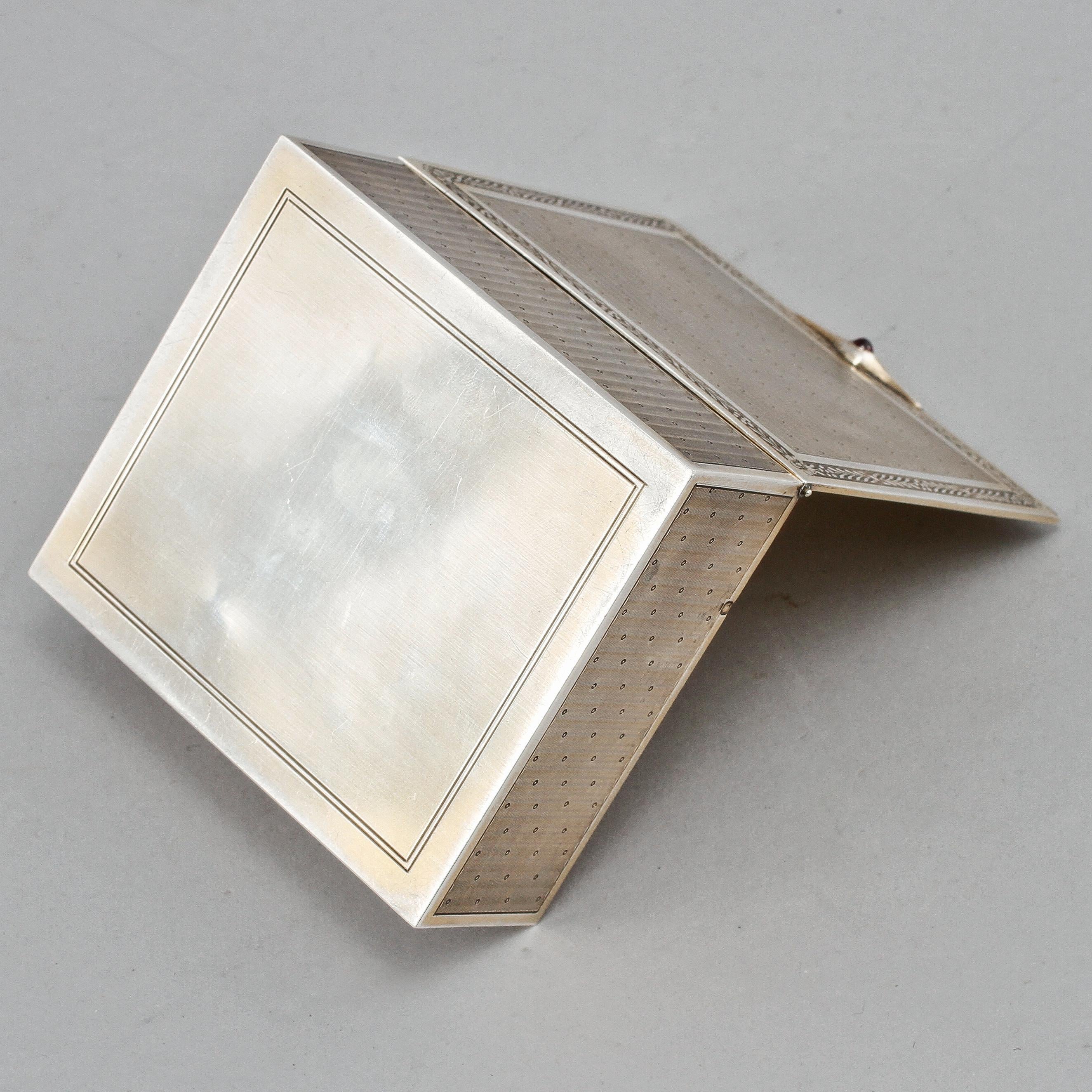 Caja de plata de Emilie Langlois Interior dorado fabricado en Francia, hacia 1940 Sello Plata esterlina en venta