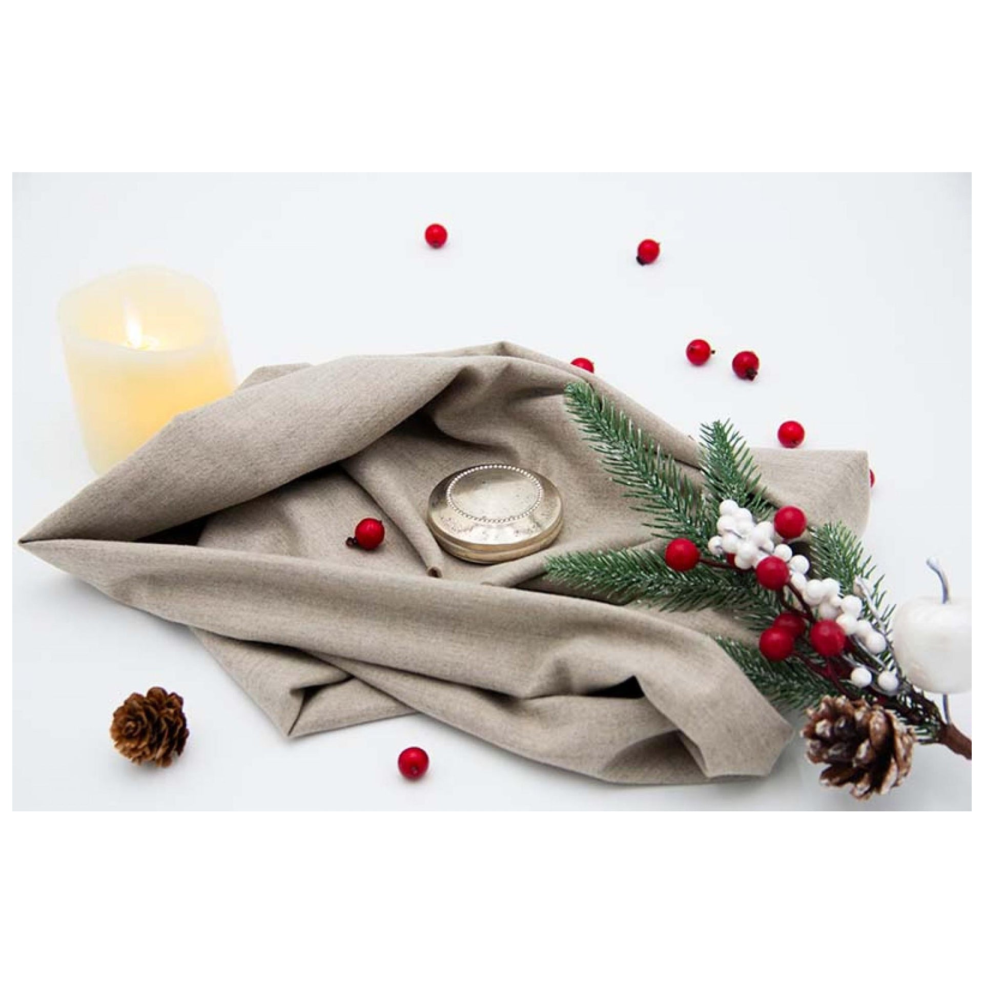 A Silver pour un chapelet circulaire avec une frise nacrée et une figure de bateau gravée en vente