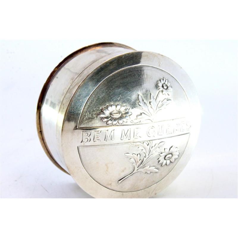 Silver box for pins and needles with marigolds embossed on the removable lid In Good Condition For Sale In Porto, PT