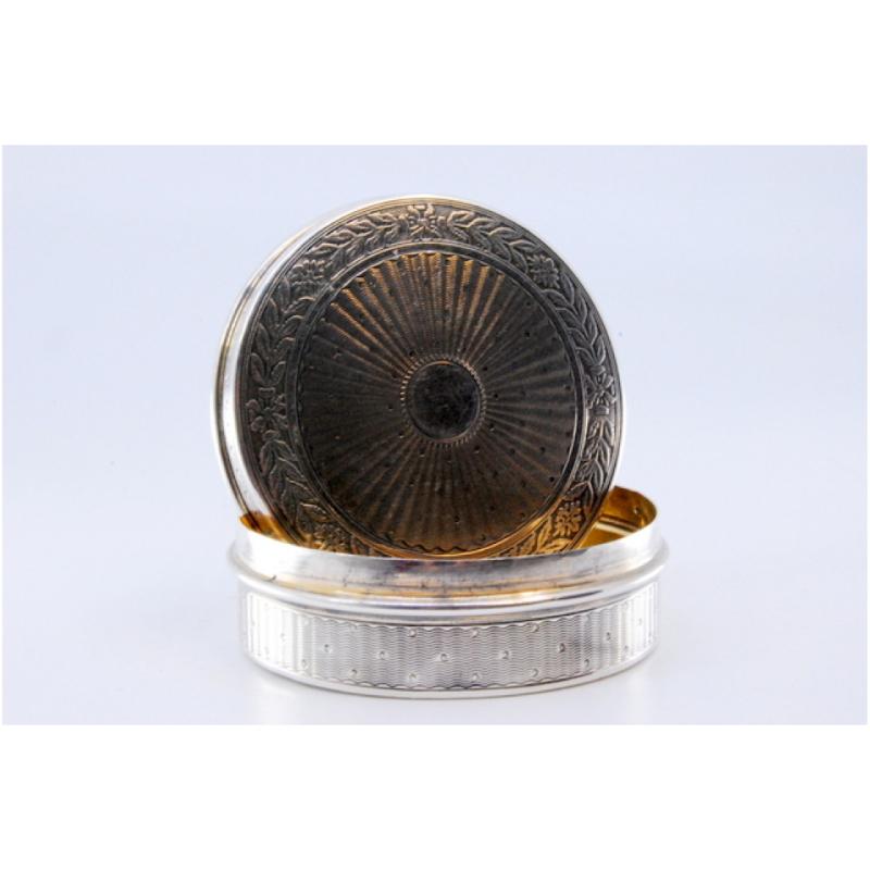 European Silver box for rosaries with palm-shaped engravings For Sale