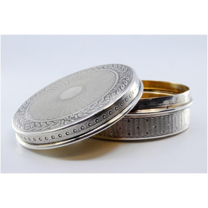 Silver box for rosaries with palm-shaped engravings For Sale 1