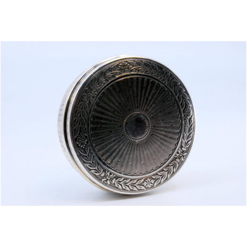 Silver box for rosaries with palm-shaped engravings For Sale 3