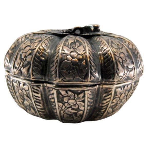 Scatola d
argento per rosario a forma di frutto