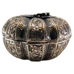 Scatola d
argento per rosario a forma di frutto