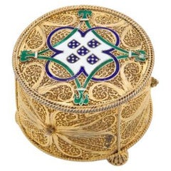 Silver box in gold filigree mesh Silver box in gold filigree mesh