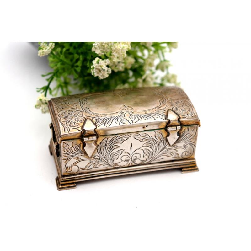 Descrizione: Scatola d'argento a forma di baule con incisioni che circondano un biglietto con monogramma e interno in velluto. Metallo: Argento. Origine: Portoghese. Marchio: aquila in piedi. Peso: 149,02 grammi. Dimensioni: 8,8cmx4,8cm. Contenuto: