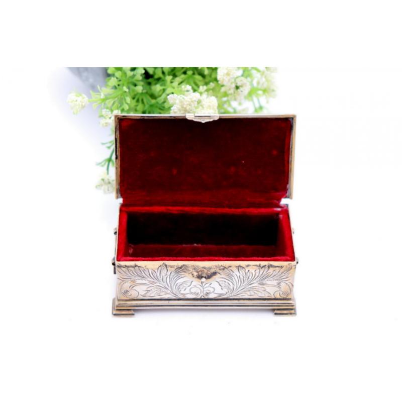 Europeo Silver box in the shape of a chest in vendita