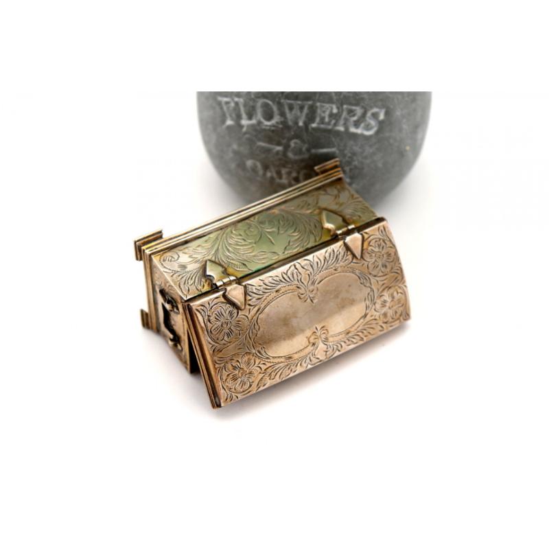 Silver box in the shape of a chest In condizioni buone in vendita a Porto, PT