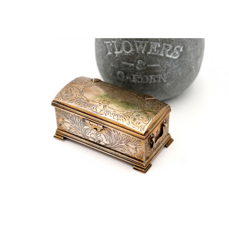 XX secolo Silver box in the shape of a chest in vendita