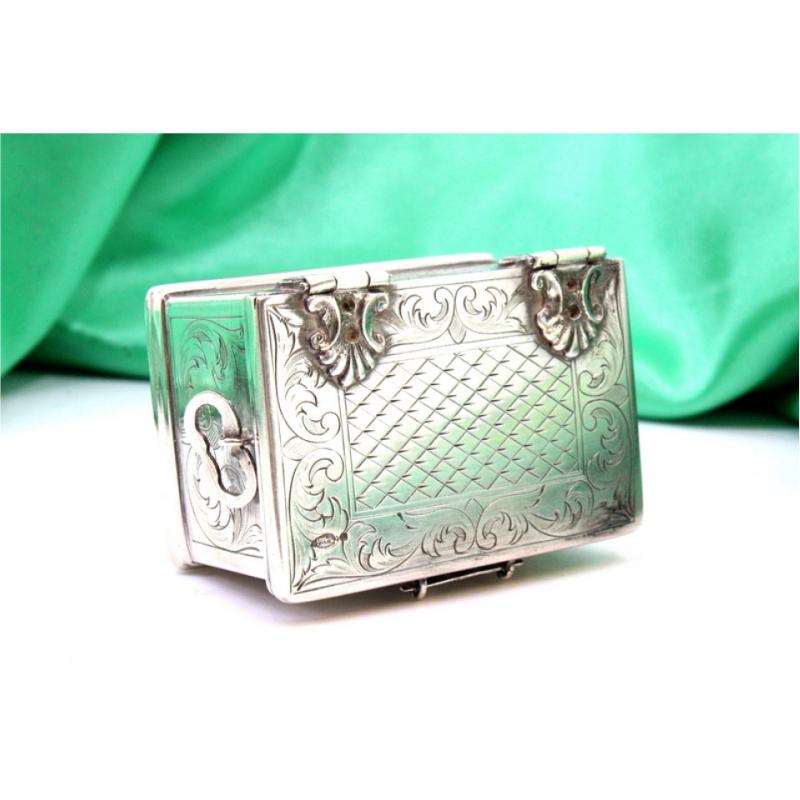 Silver box in the shape of a chest w/ reliefs & applications w/ a hinged lid In Good Condition For Sale In Porto, PT