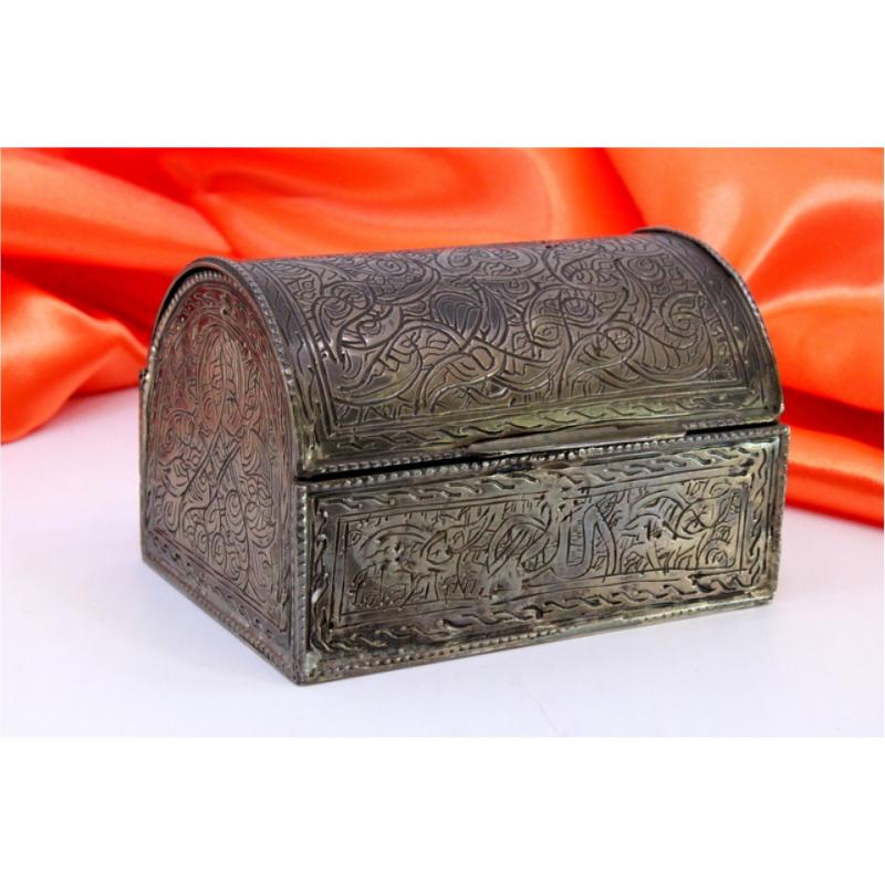 Description: Silver box in the shape of a chest with Turkish-style engravings and a hinged lid. Metal: Silver. Origin: Turkish. Hallmark: Absent. Weight: 170.03 grams. Dimensions: 9cmx6.5cm. Content: 800/1000. Assay Mark: Absent. Additional