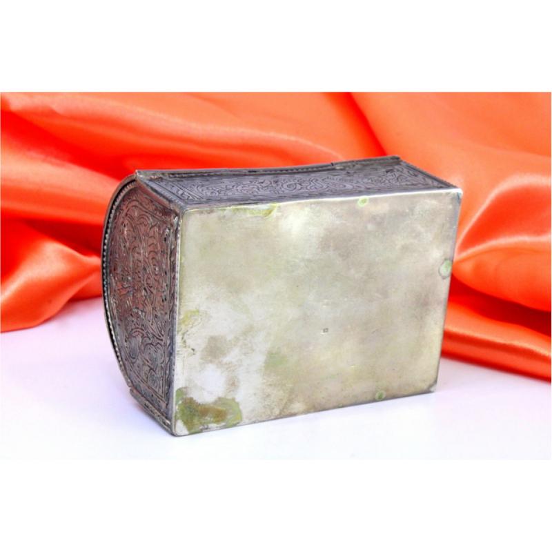 Silver box in the shape of a chest w/ Turkish-style engravings & a hinged lid In Good Condition For Sale In Porto, PT