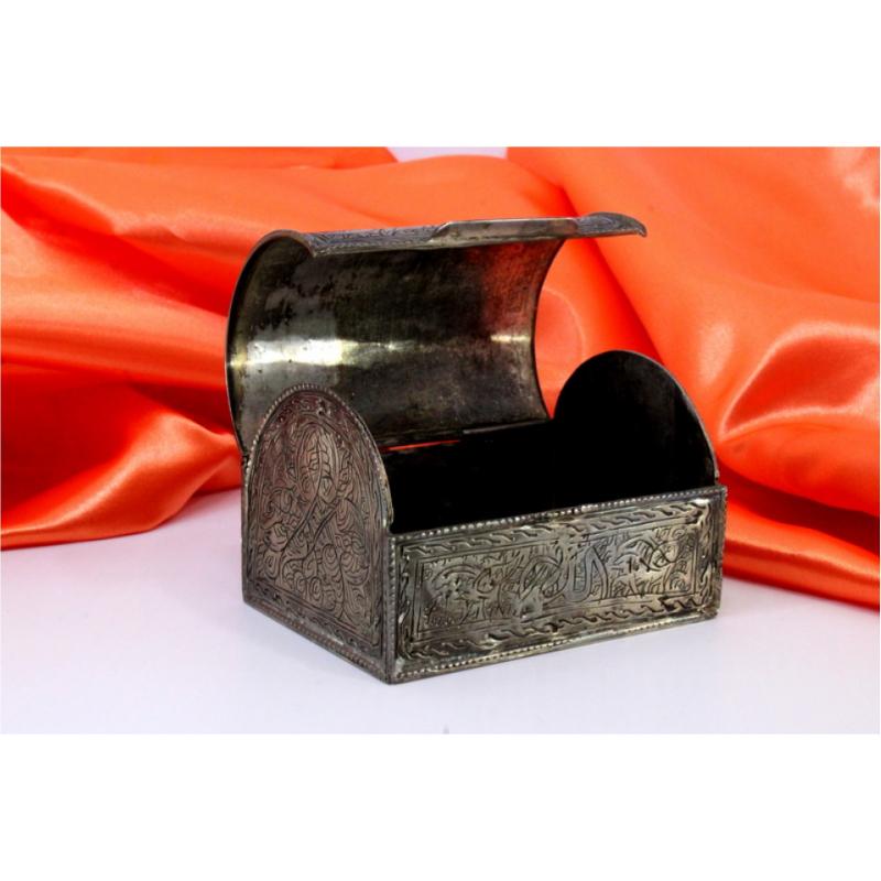 Silver box in the shape of a chest w/ Turkish-style engravings & a hinged lid For Sale 1