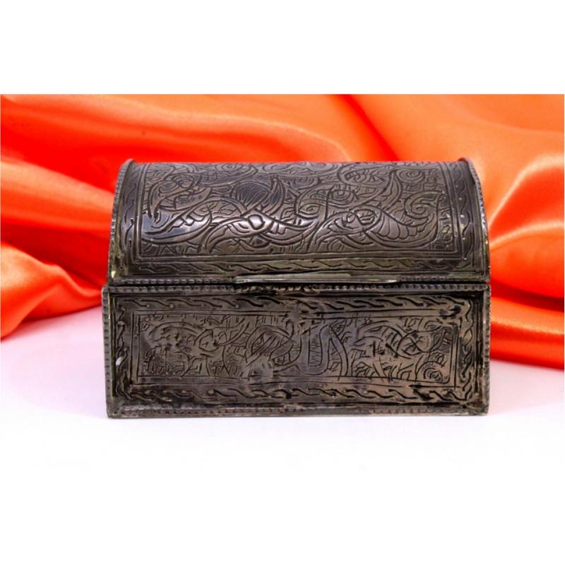 Silver box in the shape of a chest w/ Turkish-style engravings & a hinged lid For Sale 2