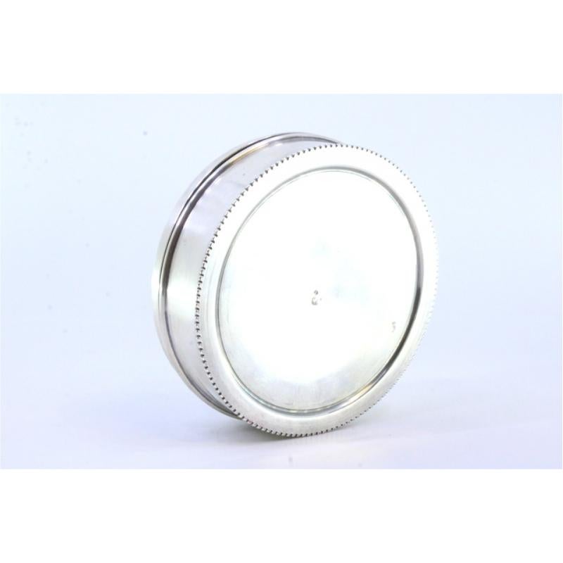 Silver box w/ raised floral motifs & a surrounding frieze on the circular base In Good Condition For Sale In Porto, PT