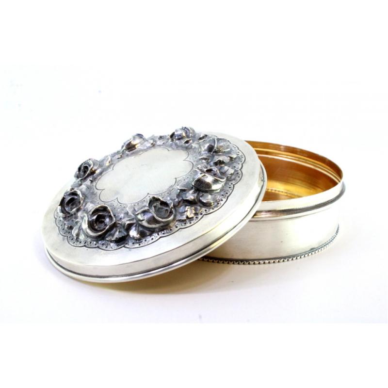 Silver box w/ raised floral motifs & a surrounding frieze on the circular base For Sale 3