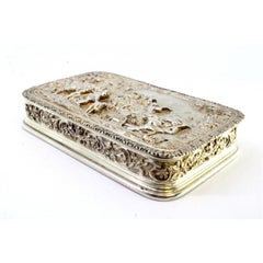 Caja de plata con motivos campestres y castillo, friso en la tapa y guirnaldas
