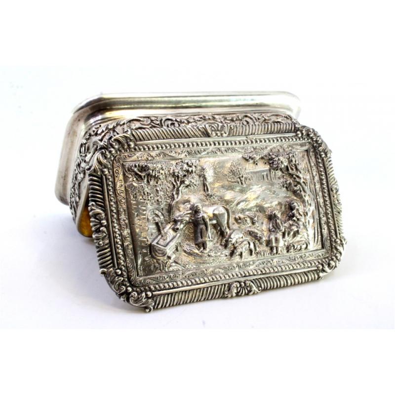 Silver box with country motifs, frieze on lid and garlands In Good Condition For Sale In Porto, PT