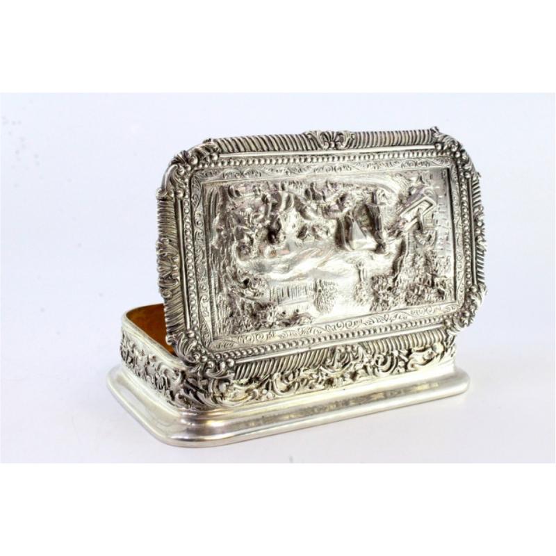 Silver box with country motifs, frieze on lid and garlands For Sale 2