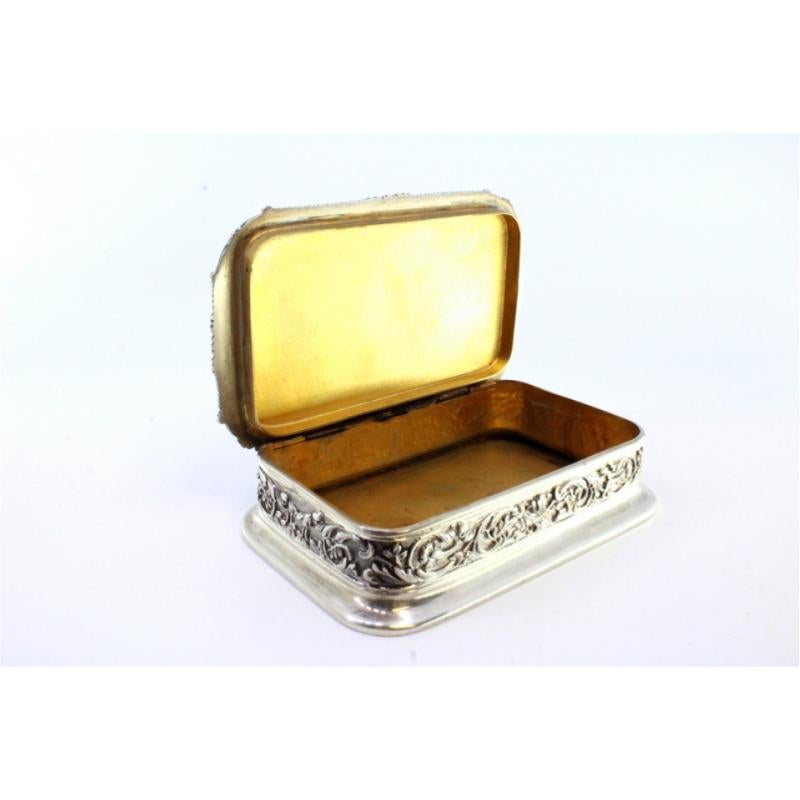 Silver box with country motifs, frieze on lid and garlands For Sale 3