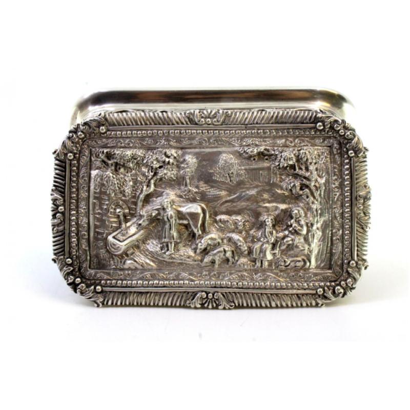 Silver box with country motifs, frieze on lid and garlands For Sale 4
