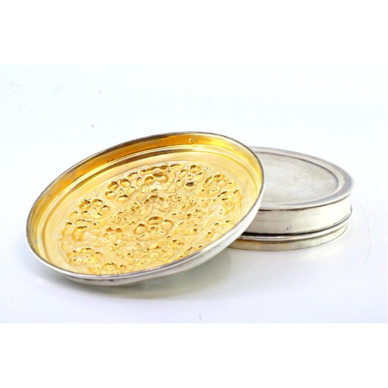 Description: Silver box with embossed floral motifs on the removable lid and gold interior. Metal: Silver. Origin: Portuguese. Brand: Eagle Head. Weight: 93.09 grams. Dimensions: 8.6cmx8.6cm. Content: 833/1000. Assay Mark: Yes, between 1938 and