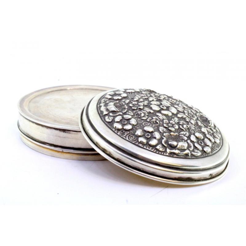 European Silver box with embossed floral motifs on the removable lid and gold interior For Sale