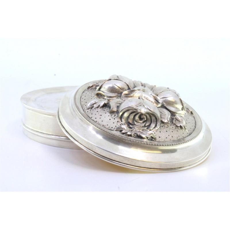 European Silver box with embossed floral motifs on the removable lid and gold interior For Sale