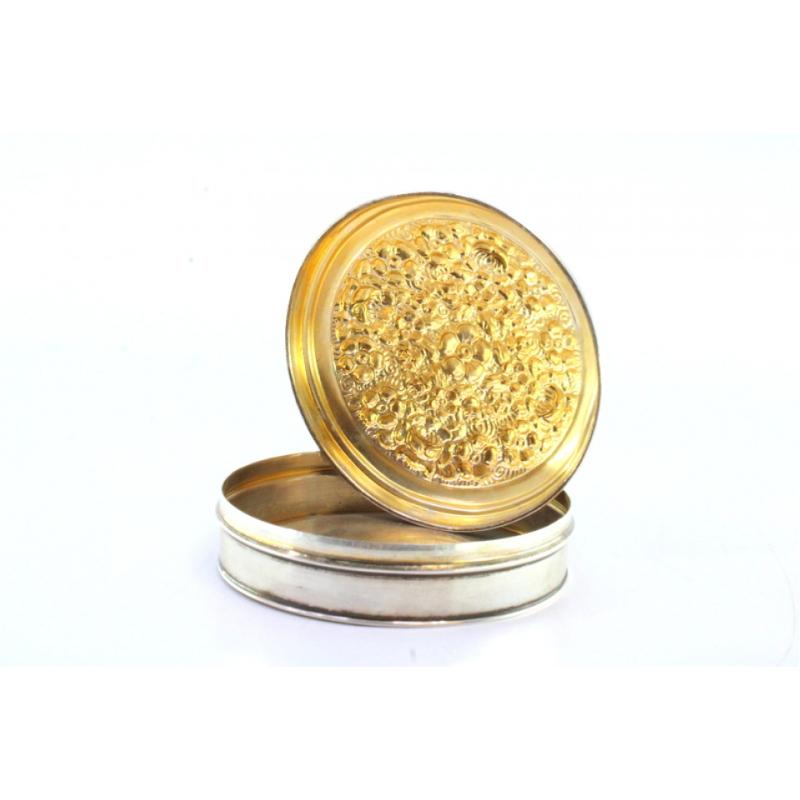 Silver box with embossed floral motifs on the removable lid and gold interior In Good Condition For Sale In Porto, PT