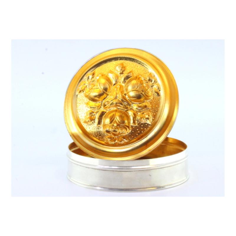 Silver box with embossed floral motifs on the removable lid and gold interior In Good Condition For Sale In Porto, PT