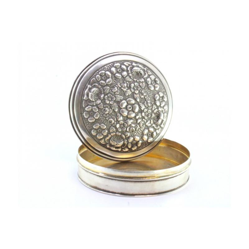 20th Century Silver box with embossed floral motifs on the removable lid and gold interior For Sale