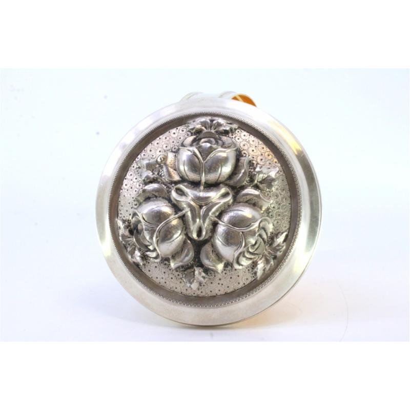 20th Century Silver box with embossed floral motifs on the removable lid and gold interior For Sale