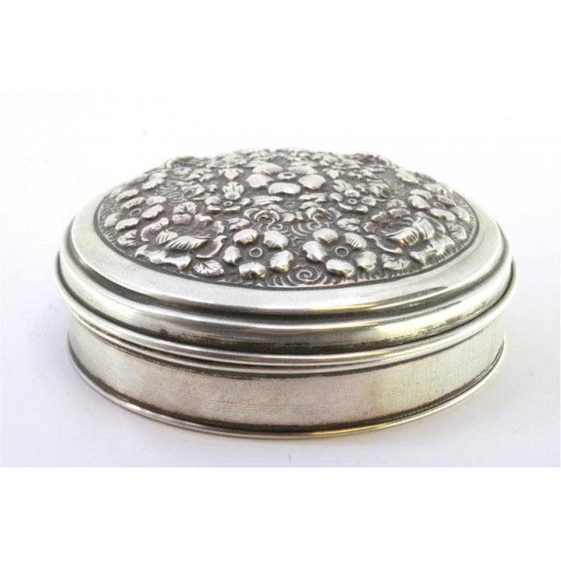 Silver box with embossed floral motifs on the removable lid and gold interior For Sale 1