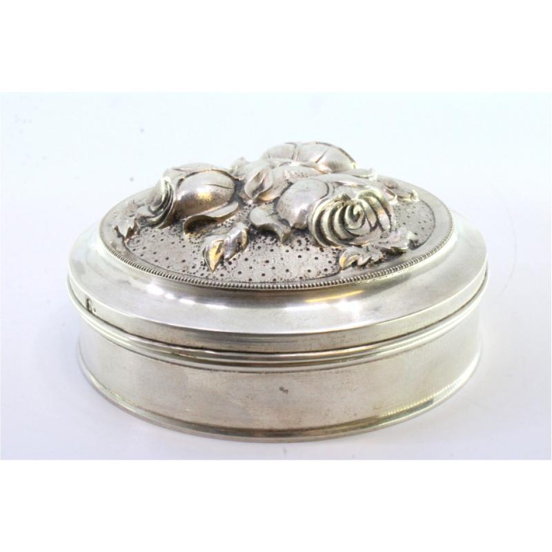 Silver box with embossed floral motifs on the removable lid and gold interior For Sale 1