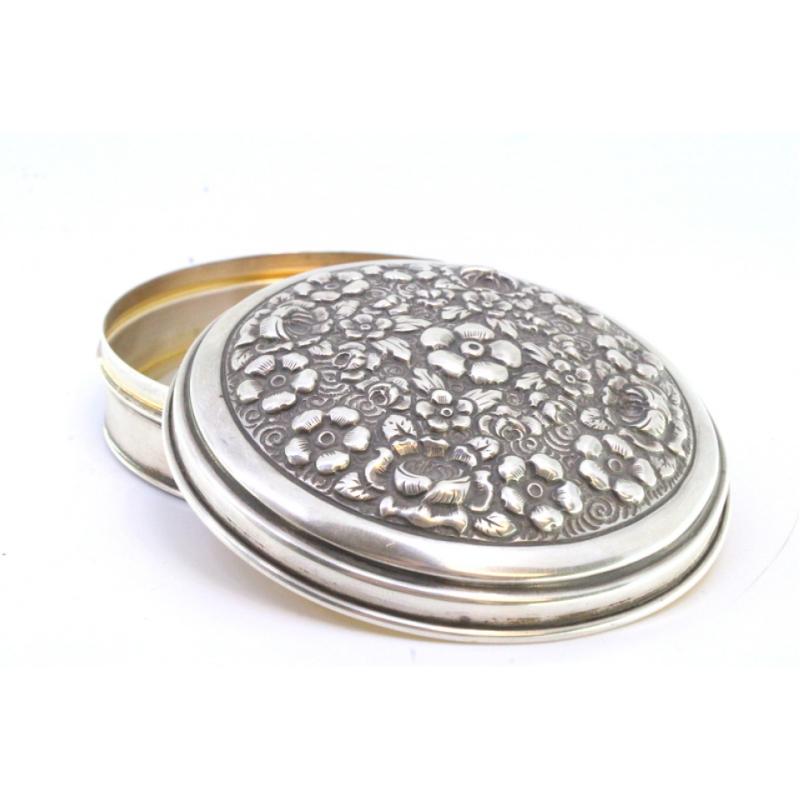 Silver box with embossed floral motifs on the removable lid and gold interior For Sale 2