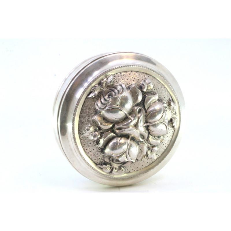 Silver box with embossed floral motifs on the removable lid and gold interior For Sale 2